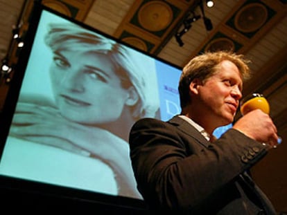 El conde Charles Spencer en la presentación de una exposición sobre Diana de Gales en Toronto (Canadá) en 2003.