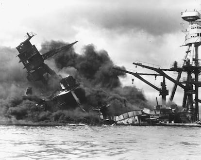 El buque de guerra USS Arizona se hunde tras ser sacudido por bombas aéreas japonesas, el 7 de diciembre de 1941 en Pearl Harbor (Hawái).