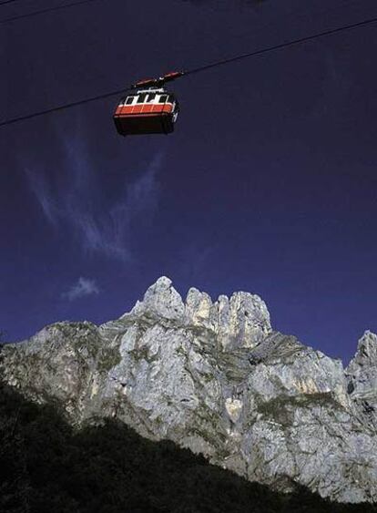 El teleférico de Fuende Dé (Cantabria) sube a un alto del que parte una ruta que cruza de sur a norte los Picos de Europa.