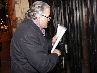 El extesorero del PP Luis Bárcenas, a quien la justicia persigue por supuesto blanqueo de capitales y delito fiscal al haber ocultado hasta 22 millones de euros en Suiza, fue fotografiado anoche por EL PAÍS cuando regresaba a su domicilio, en una céntrica calle de Madrid. Es la primera imagen de Bárcenas desde que estalló el escándalo que ha desatado un vendaval en el partido que lidera Mariano Rajoy.