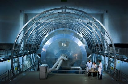 Científicos de Katrin junto al espectrómetro principal, ya instalado en Karlsruhe.
