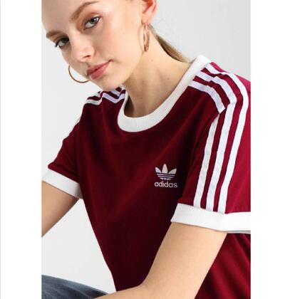 Solo habrá unas pocas privilegiadas que se conviertan en la camiseta del verano, y esta de Adidas reúne todas las papeletas para serlo. Tanto para hombre como para mujer y en cuatro colores (granate, negro, gris y blanca), tiene ese halo retro que respira la firma en su división Adicolor. </p> Camiseta Adicolor por 29,95 euros disponible en <a href="https://www.zalando.es/adidas-originals-3-stripes-camiseta-print-ad121d0ht-g11.html">zalando.es</a>. </p>