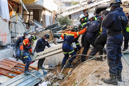 Un equipo de rescate portugués traslada un cadáver en la ciudad turca de Antakya.