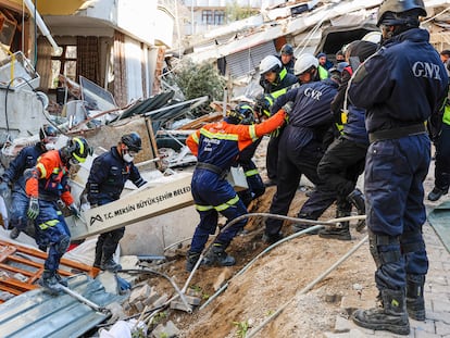 Un equipo de rescate portugués traslada un cadáver en la ciudad turca de Antakya.