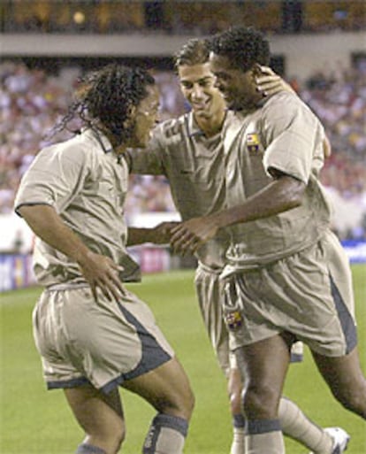 Ronaldinho, Gerard y Kluivert celebran el tanto barcelonista.