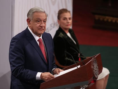 Andrés Manuel López Obrador, junto a su esposa, Beatriz Gutiérrez Müller, durante la entrega iniciativas de Reforma a la Constitución, en Ciudad de México, el 5 de febrero de 2024.