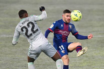 Emerson pelea el balón con Galán.