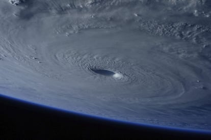 Fotografía facilitada por la NASA que muestra al tifón Maysak el pasado 31 de marzo. Al menos cuatro personas han muerto a consecuencia de su paso por varias islas, en el Pacífico Occidental.