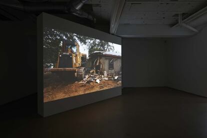 Lara Almarcegui (Zaragoza, 1972) presenta dos nuevos trabajos en su muestra individual en la galería Parra & Romero, ‘Por debajo / Underneath’. Por un lado, el vídeo, ‘Casa enterrada’ (Dallas, 2013) y, por otro, ‘Rocas de la Isla de Spitsbergen’, un listado de identificación de todos los pedruscos de una isla del Ártico de más de 39.000 kilómetros cuadrados. Ambas obras, retoman la idea de territorio, arqueología y ruina contemporánea, pero ahora se centra en todo aquello que tiene que ver con lo “de abajo”, algo que ya inició en 2010 cuando organizó visitas guiadas a túneles en construcción de la madrileña calle de Serrano y culminó con la publicación Madrid Subterráneo en 2012.