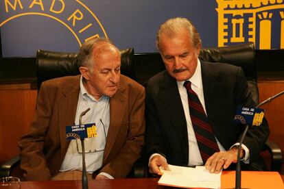 Juan Goytisolo sentado junto a Carlos Fuente, en la Casa de América, en 2005.