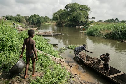 The village of Igbedor and the surrounding villages are connected through the river system, which is also a major source of water for domestic use. The local population is of Igbo ethnicity and speaks Igbo, like the vast majority of the population in Anambra. For a few months, fishermen from the northern states, such as the Igala of Kogi, settle in the area and coexist peacefully with the local Igbo community, even though they speak different languages and have different traditions. 