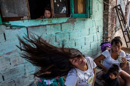 Maira Gimenez (19) frente a la casa de su tía, junto a sus primas. Cuando Maira tenía cinco años su padrastro comenzó a abusar de ella y a golpear a sus hermanos. Tras la muerte de su madre su hermano empezó a consumir Paco. Fue asesinado por un oficial de policía. En 2016 Maira perdió su casa debido a un incendio.