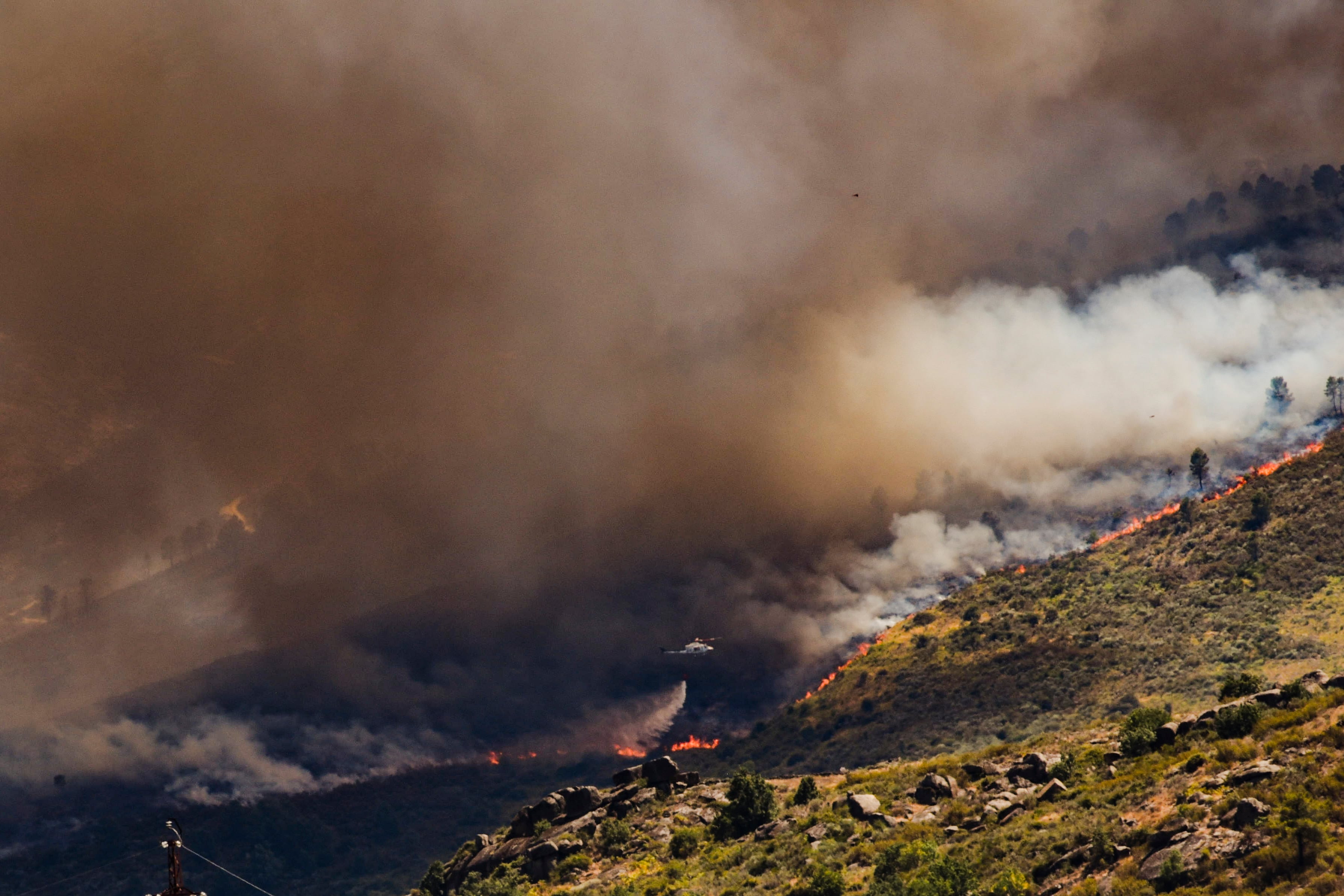 Última hora de los incendios forestales, en directo | El incendio en Ávila obliga a confinar Burgohondo, El Tiemblo y Navaluenga