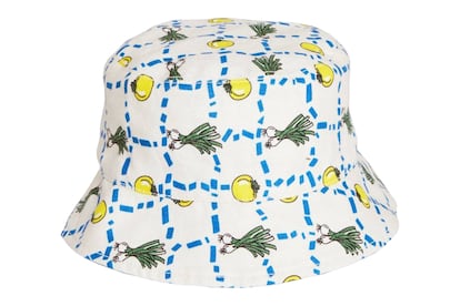 Staud ha llenado su cuenta de Instagram de inspiradoras imágenes para llevar el gorro de pescador. Este, con estampado de verduras, es perfecto para ir a la playa.