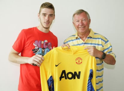 De Gea muestra su nueva camiseta junto a Ferguson.