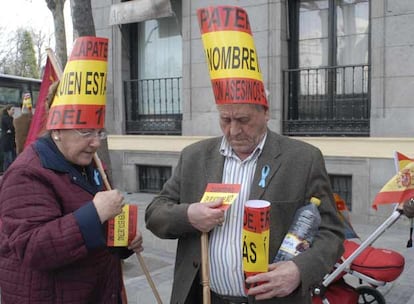 El presidente del PP, Mariano Rajoy (centro) a la cabeza de la manifestación junto al alcalde de Madrid, Alberto Ruiz-Gallardón.