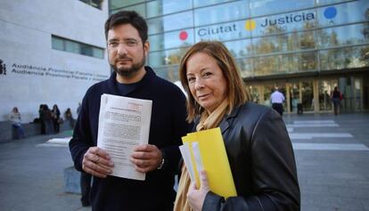 Ignacio Blanco y Marga Sanz, candidato y coordinadora de EUPV, respectivamente, este mediodía frente a la Ciudad de la Justicia.