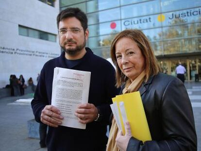 Ignacio Blanco y Marga Sanz, candidato y coordinadora de EUPV, respectivamente, este mediodía frente a la Ciudad de la Justicia.