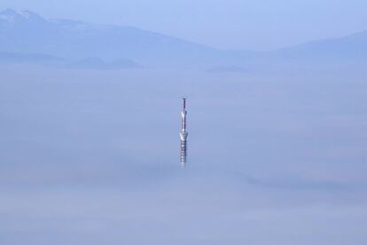Una torre de televisión rodeada de niebla en Sarajevo (Bosnia), el 8 de diciembre. El Ayuntamiento de Sarajevo emitió una alarma debido a los altos niveles de contaminación en el aire de la capital bosnia los últimos días.