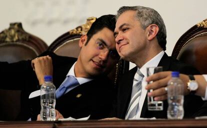 Mancera escucha al panista Jorge Romero.