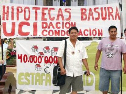 Varios concentrados en la Almudena contra los desahucios.