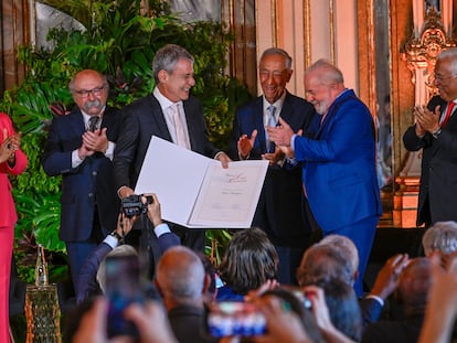 El escritor Chico Buarque recibe el Premio Camoes de manos del presidente brasileño, Lula da Silva, y del presidente portugués, Marcelo Rebelo de Sousa, en el palacio Queluz el pasado 24 de abril.