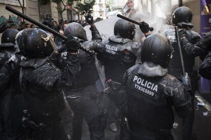 A las 15.30, los policías siguen acordonando el acceso al local desde las calles Travessera de Gràcia y Desamparats.