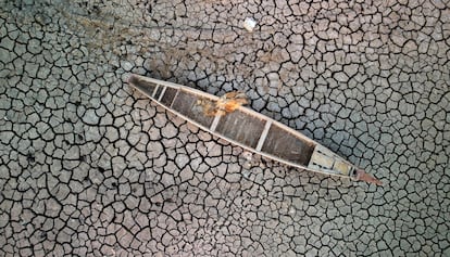 Foto aérea tomada en julio de las marismas de Chibayish, en el sur de Irak, sin agua por la sequía. 