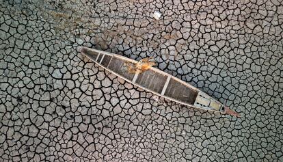 Foto aérea tomada en julio de las marismas de Chibayish, en el sur de Irak, sin agua por la sequía.