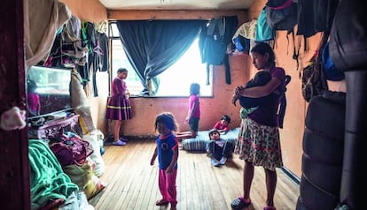 Familia de la comunidad embera, hacinada en un piso de la capital colombiana, Bogotá.