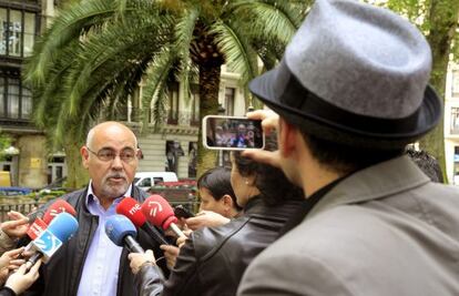 El portavoz del PSE-EE en el Parlamento Vasco, José Antonio Pastor, atiende en Bilbao a los periodistas.