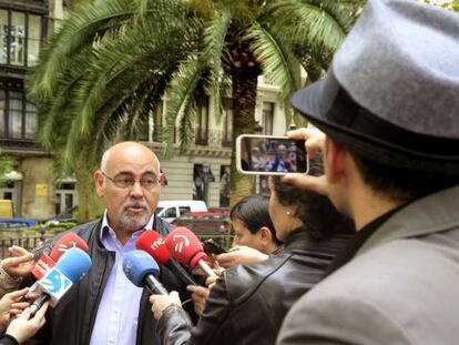 El portavoz del PSE-EE en el Parlamento Vasco, José Antonio Pastor, atiende en Bilbao a los periodistas.