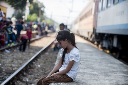 Muchos ciudadanos de Macedonia trantan de de cruzar a Serbia en tren desde la estación de la ciudad fronteriza de Gevgelija. Su objetivo es alcanzar algún territorio de la UE a través de Hungría.