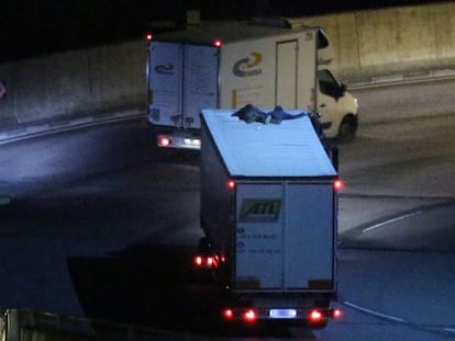 os inmigrantes sobre el techo de un camión en el eurotúnel, este viernes.