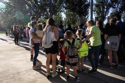 Padres y alumnos esperan la apertura de la escuela Sala i Badrinas de Terrassa (Barcelona).