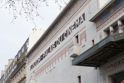 Fachada del Louxor, (170 Boulevard de Magenta). Otro edificio considerado joya cultural es el del Louxor, que reabrió sus puertas en 2013, también gracias a la insistencia de tres asociaciones vecinales que lucharon para que el Ayuntamiento de París lo comprara y recuperara su esplendor perdido.