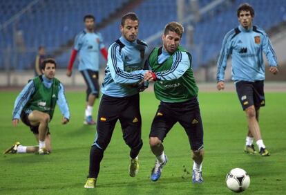 Soldado y Ramos luchan un balón en un entrenamiento en Minsk.