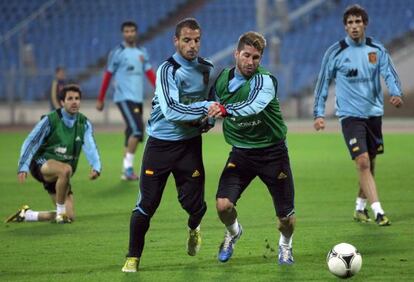 Soldado y Ramos luchan un bal&oacute;n en un entrenamiento en Minsk.