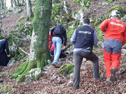 Agentes de la Ertzaintza trabajan en el bosque donde ha sido localizado un zulo.