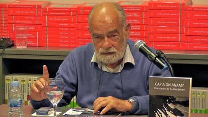 Toni Tarabini en la presentació d'un llibre.
