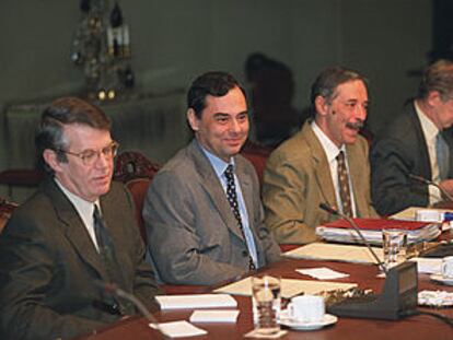 Gonzalo Gil (izquierda) y Jaime Caruana, a su lado, en una reunión en el Banco de España.