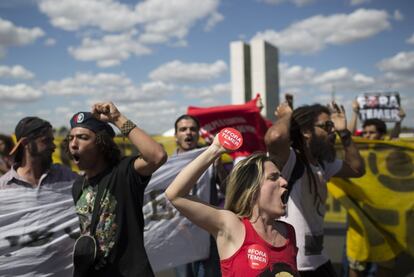 En Brasilia, los manifestantes se agolparon en torno al Congreso Nacional, donde se estaba celebrando la votación final sobre el impeachment. Si 54 senadores o más condenan a Rousseff, Temer será ratificado en el puesto y gobernará hasta 2018, año en el que se celebran nuevas elecciones.