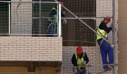 Tres trabajadores, en una obra en el nuevo barrio de Vallecas.