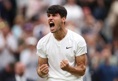 Alcaraz celebra el triunfo contra Tiafoe.