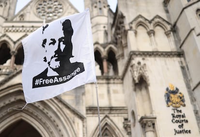 Una bandera en defensa la libertad de Julian Assange, exhibida por sus partidarios en los alrededores de la Real Corte de Justicia de Londres, este martes.