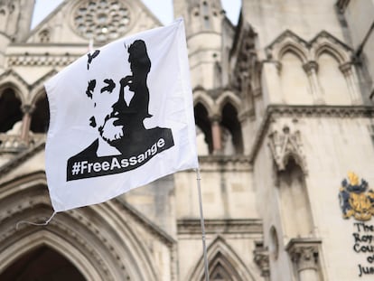 Una bandera en defensa la libertad de Julian Assange, exhibida por sus partidarios en los alrededores de la Real Corte de Justicia de Londres, este martes.