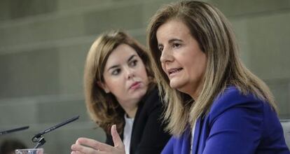 A la derecha, la ministra de Empleo, Fátima Báñez, explica la reforma de formación ante la vicepresidenta del Gobierno, Soraya Sáenz de Santamaría