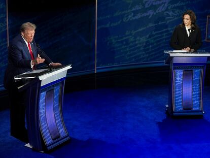 Kamala Harris escucha a Donald Trump durante el debate presidencial, en Filadelfia (Pensilvania).