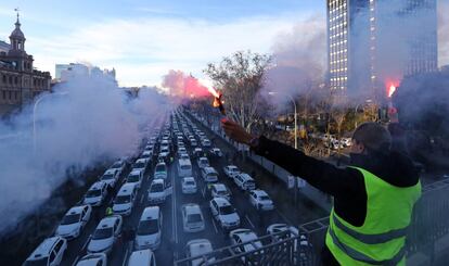 Um manifestante durante protesto de taxistas em Madri, no dia 28 de janeiro de 2019.