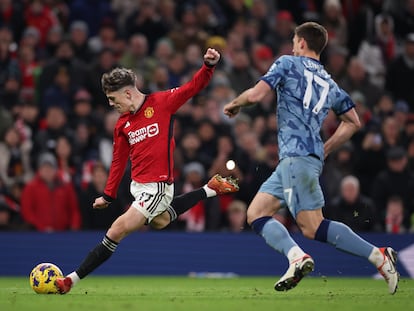 Alejandro Garnacho, del Manchester United (izquierda), contra Clement Lenglet, del Aston Villa, en un partido de la liga inglesa jugado el martes 26 en Old Trafford.